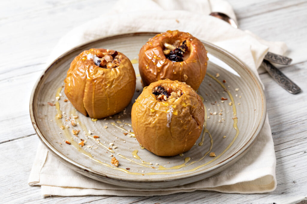 Bratapfel mit Honig, Nüssen und Cranberries