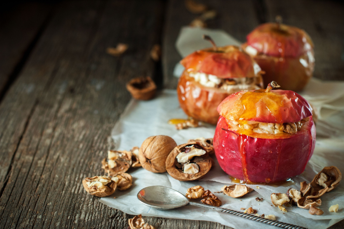 Bratapfel mit Hüttenkäse, Walnüssen und Honig