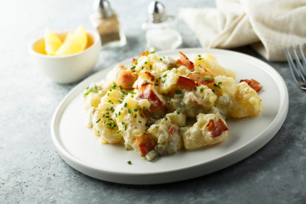 Cremiger Kartoffelsalat mit Bacon und Gurken