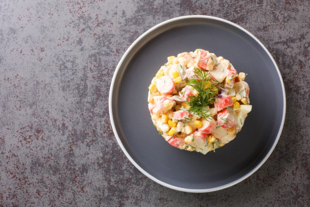 Cremiger Krabbensalat mit Eiern und Mais