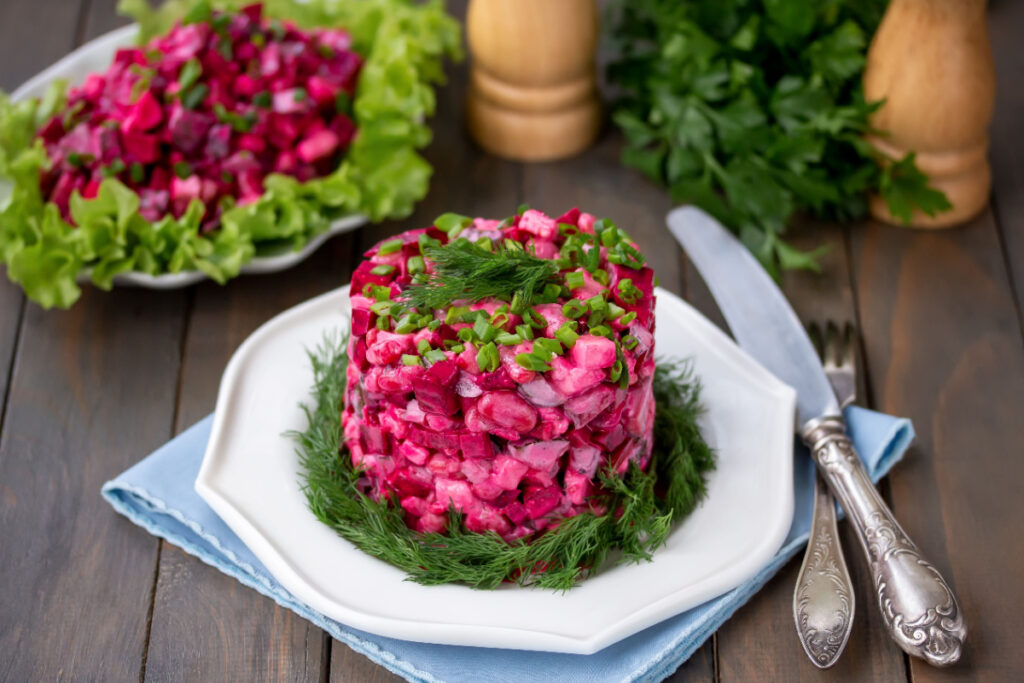 Einfacher Rote Beete Salat mit Bohnen und Käse
