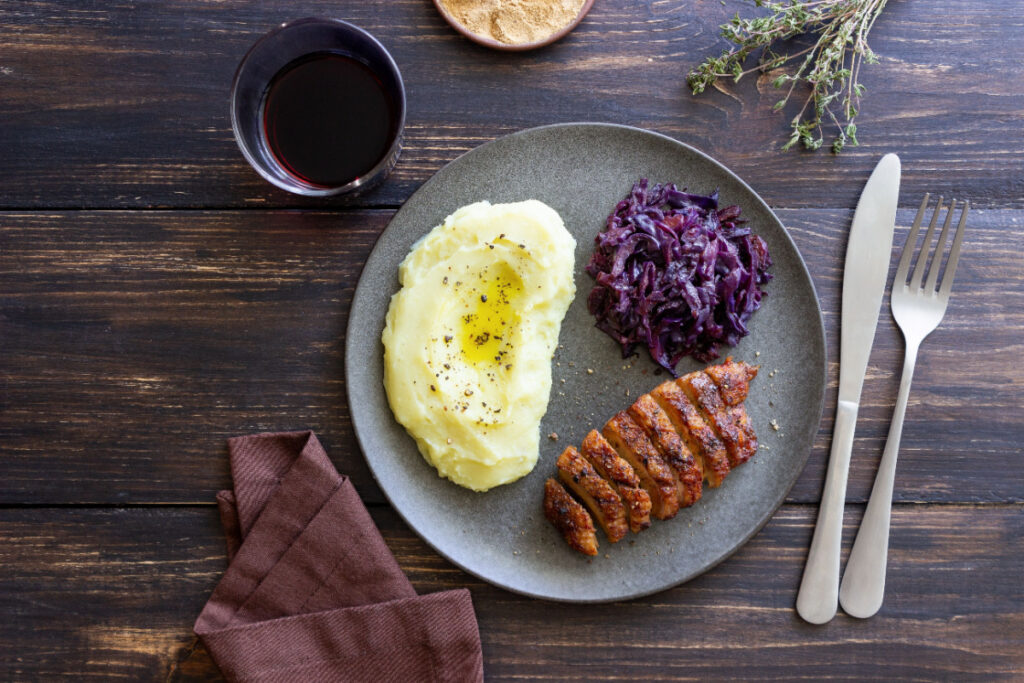 Festliches Schlemmen Entenbrust mit Kartoffelpüree und Rotkohl