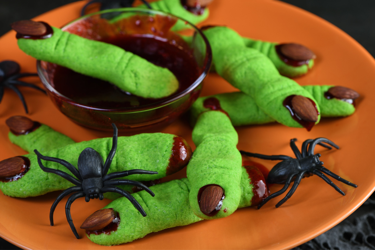 Grüne Hexenfinger-Kekse Gruselige Halloween Delikatesse