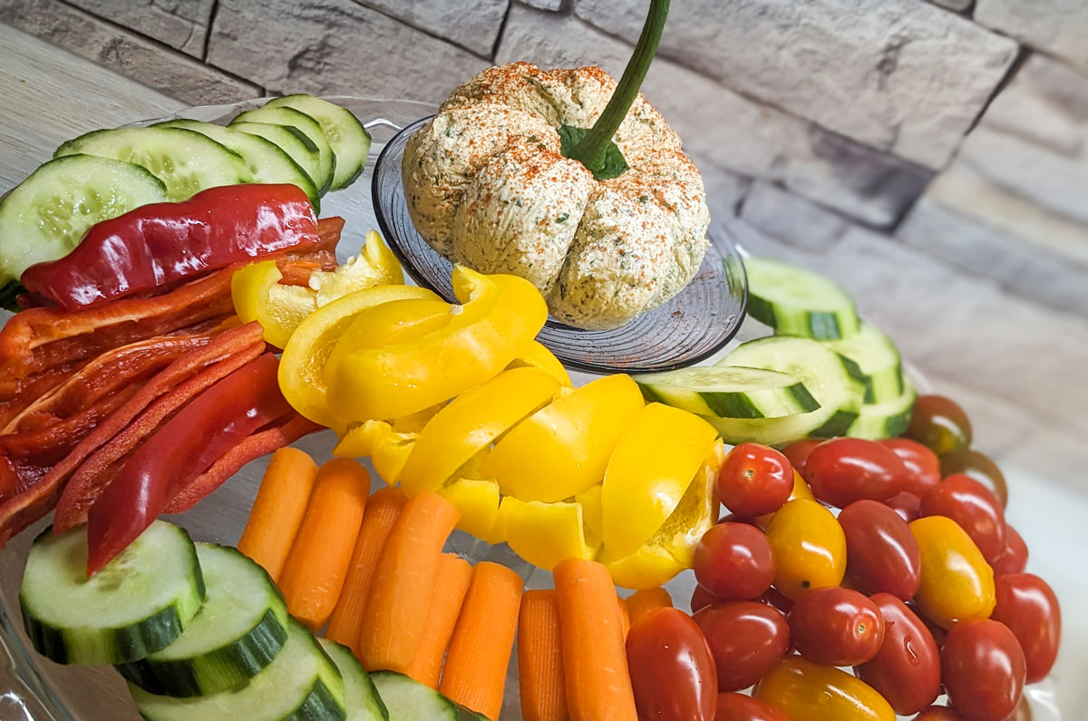 Halloween-Snack aus Gemüse und Frischkäse-Dip