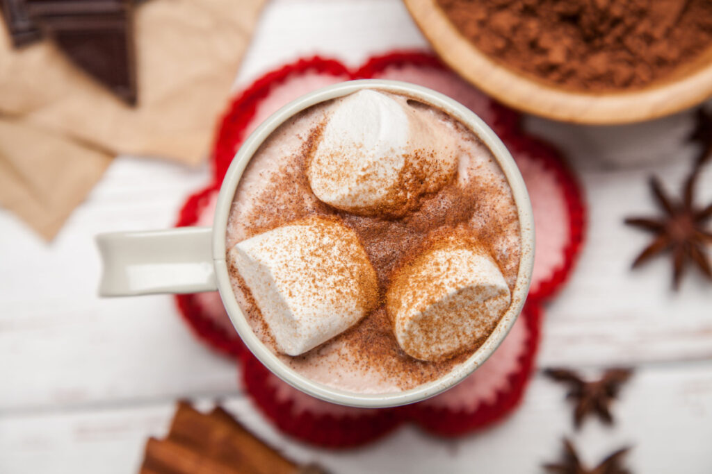 Heiße Schokolade mit Marshmallows und Zimt