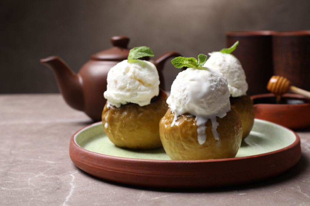 Heiß und Kalt vereint: Bratapfel Dessert mit Vanilleeis