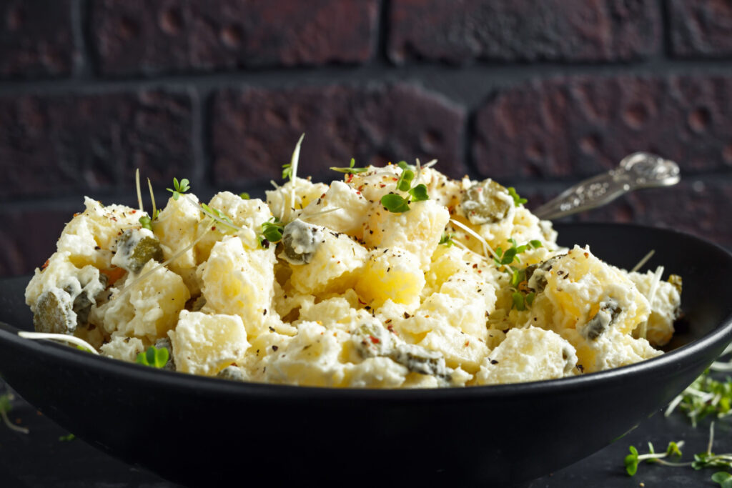 Herzhafter Kartoffelsalat mit Cornichons und Zwiebeln