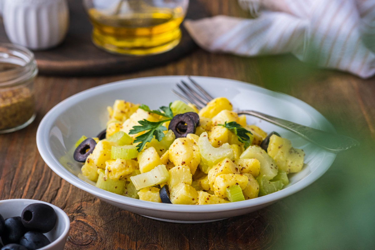 Pikanter Kartoffelsalat mit Sellerie und Oliven