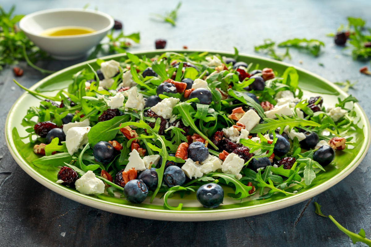 Rucolasalat mit Blaubeeren, Walnüssen und Hirtenkäse