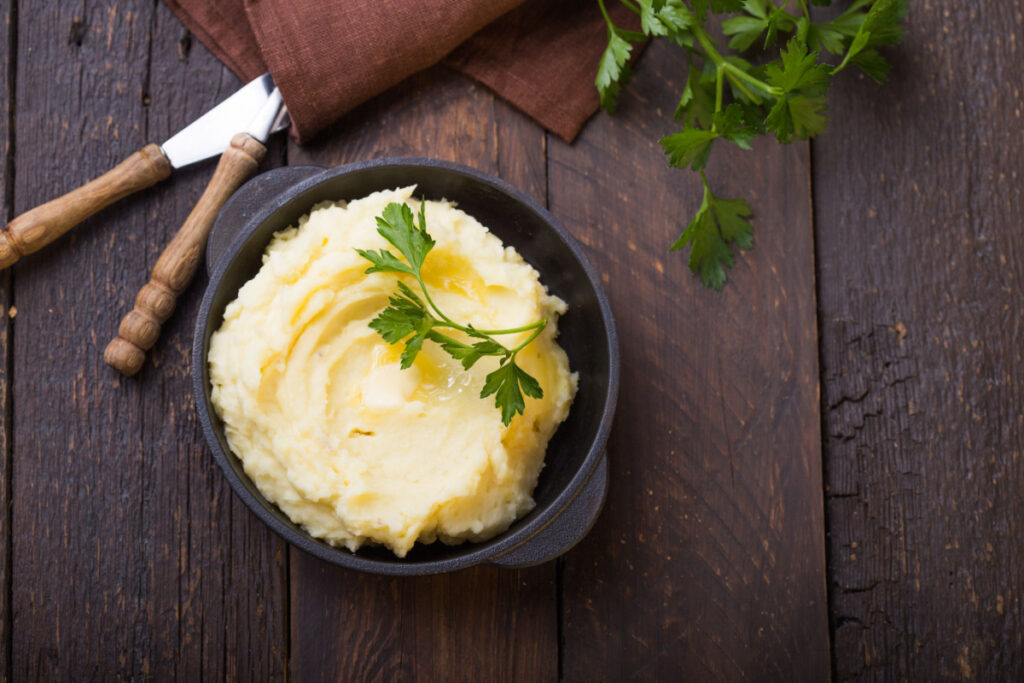 Samtiger Kartoffelbrei mit Sellerie und Milch