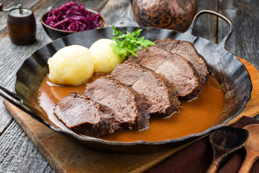 Sauerbraten-Rezept mit Kartoffelklößen und Rotkohl