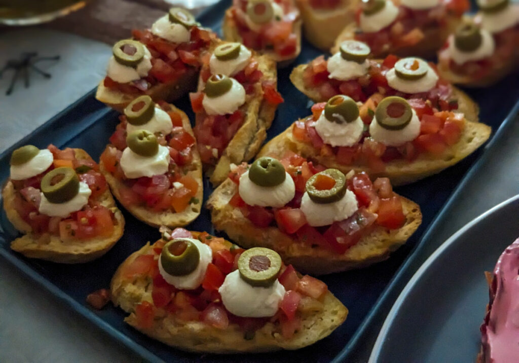 Schaurig-Schöne Bruschetta Horrorhäppchen für Halloween