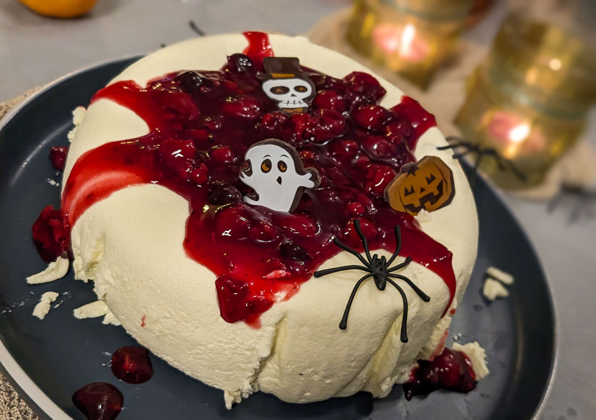 Schauriges Halloween-Dessert Joghurtbombe mit roter Grütze