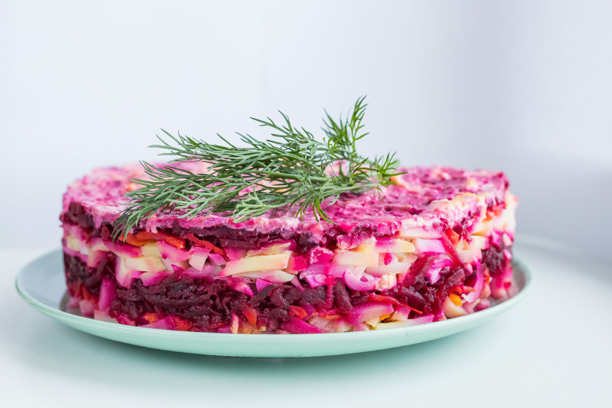 Schichtsalat mit rote Beete, Eiern und Äpfeln