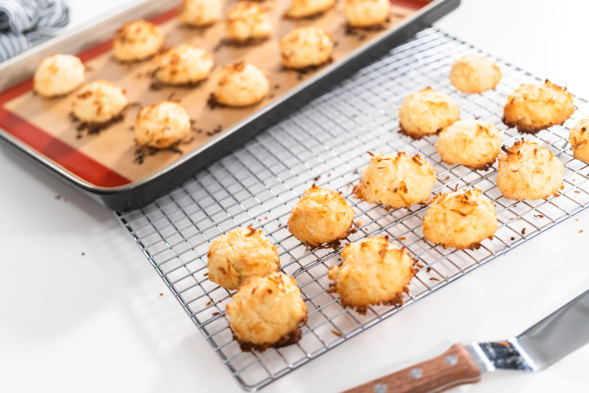 Schneeweißen Kokosmakronen backen