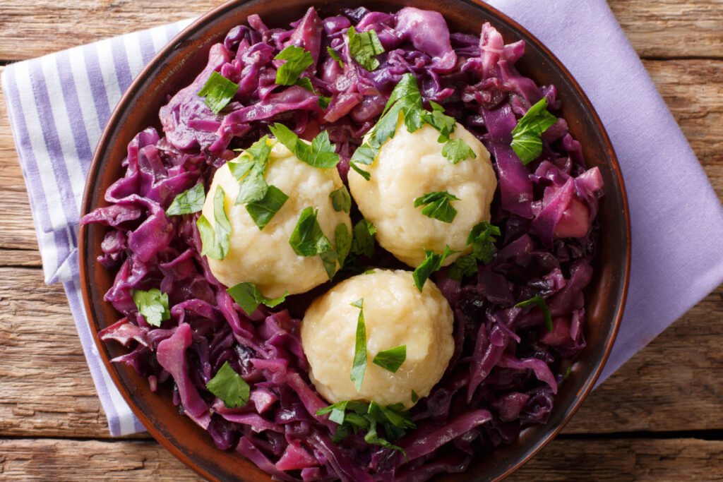 Selbstgemachte Kartoffelklöße mit Rotkohl