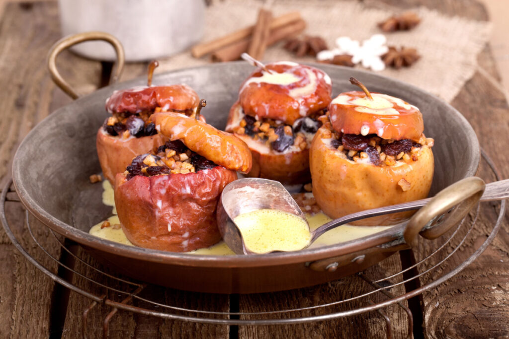 Süße Bratäpfel mit Nüssen und Vanillesoße