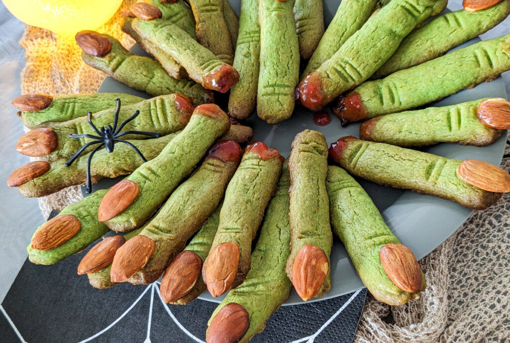 Gruselspaß mit Geschmack: Hexenfinger zum Vernaschen