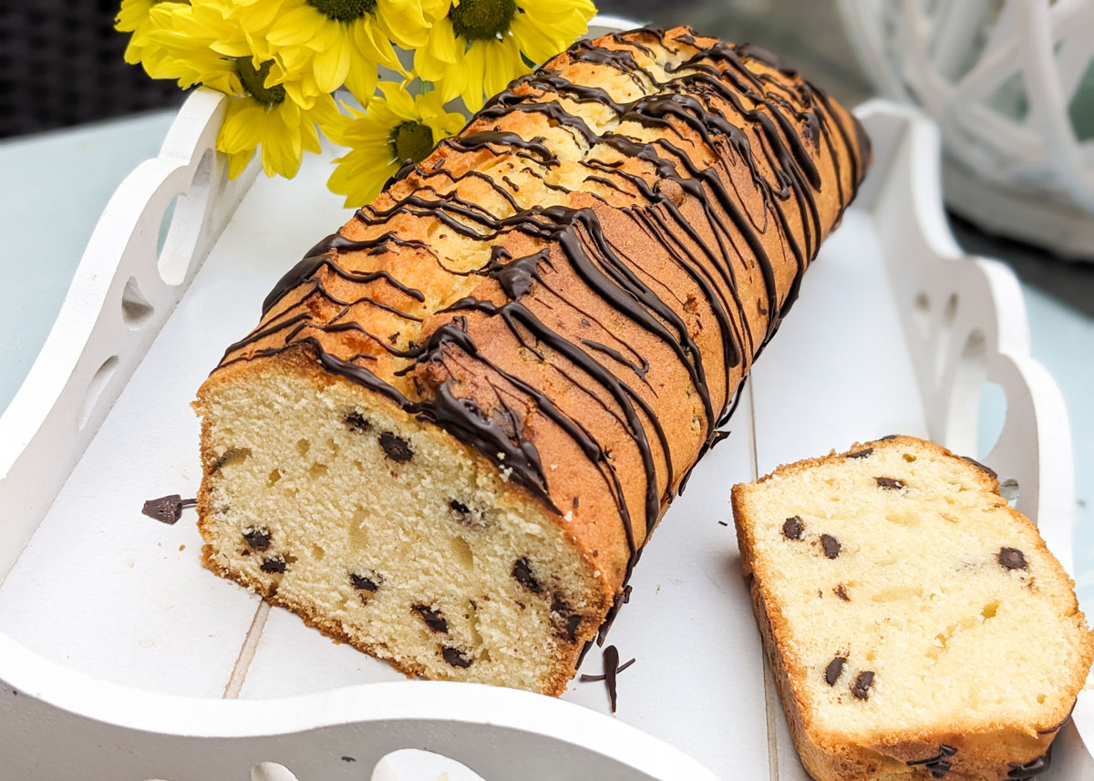 Süßer Vanillekuchen mit Schokolade zum Tee