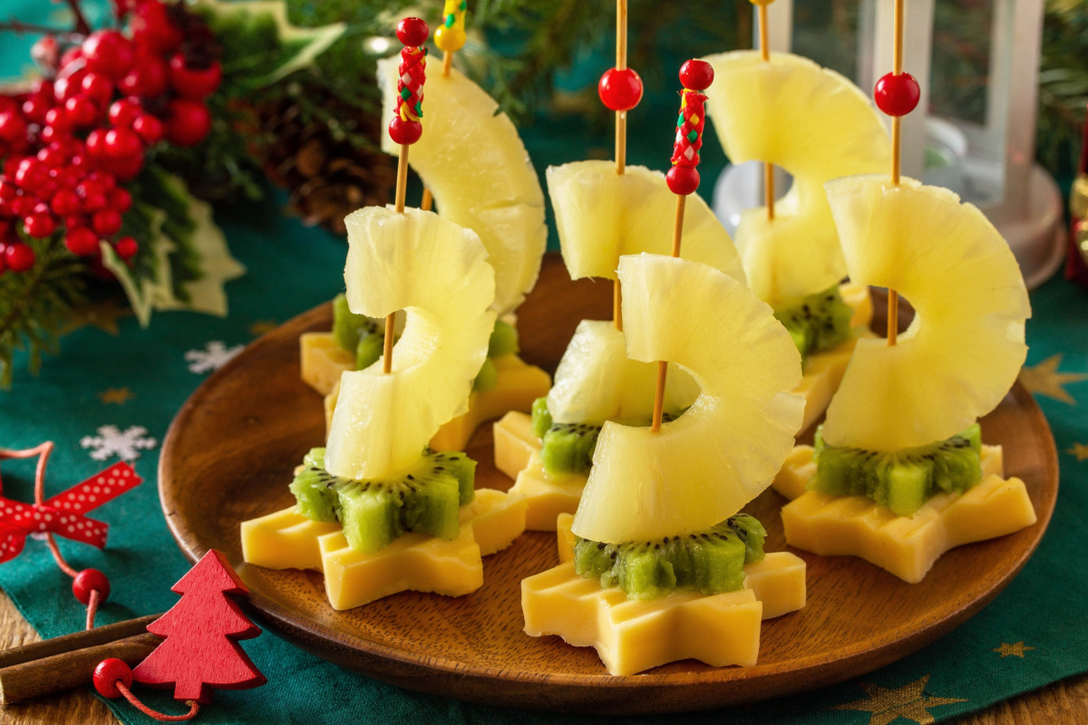 Weihnachts-Snack aus Käse, Kiwi und Ananas