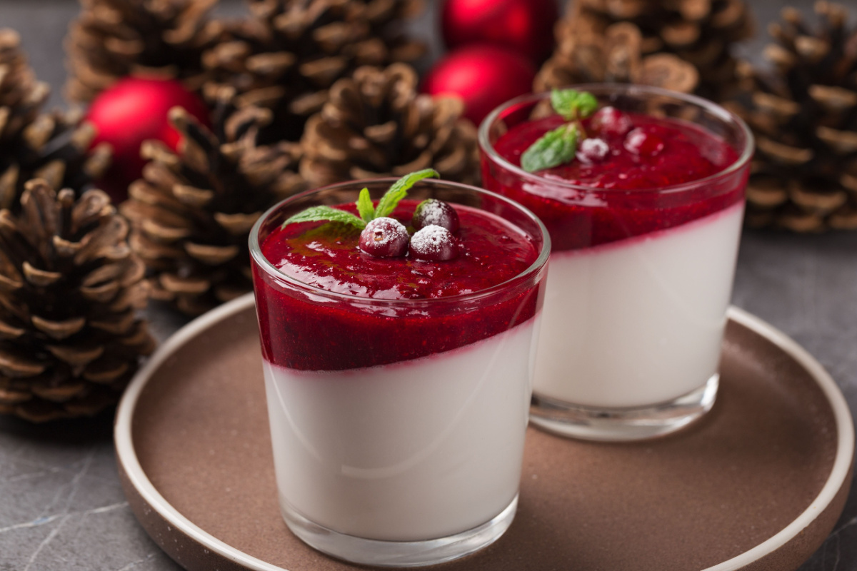 Weihnachtsdessert Panna Cotta mit Cranberry Kirschen