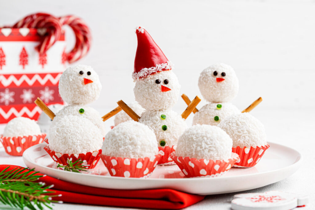 Weihnachtsdessert aus Kokosbällchen Schneemännern