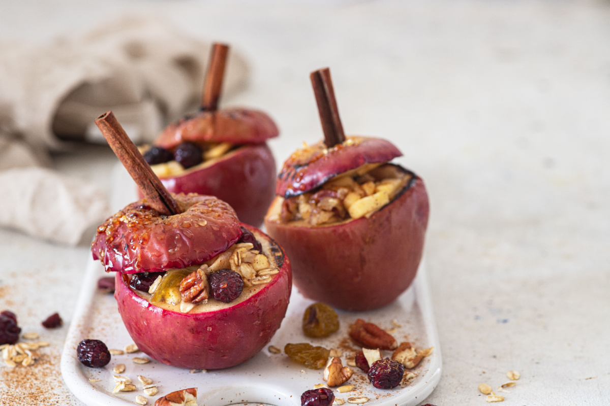 Winterlicher Bratapfel mit Nüssen und Haferflocken