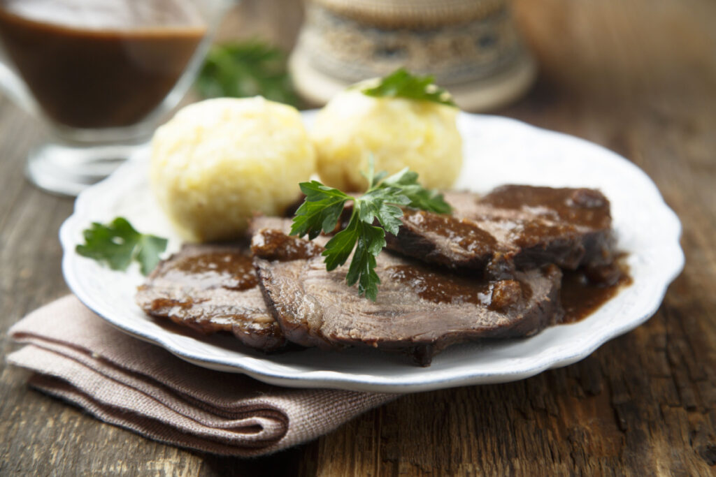Würziger Sauerbraten und Kartoffelklößen