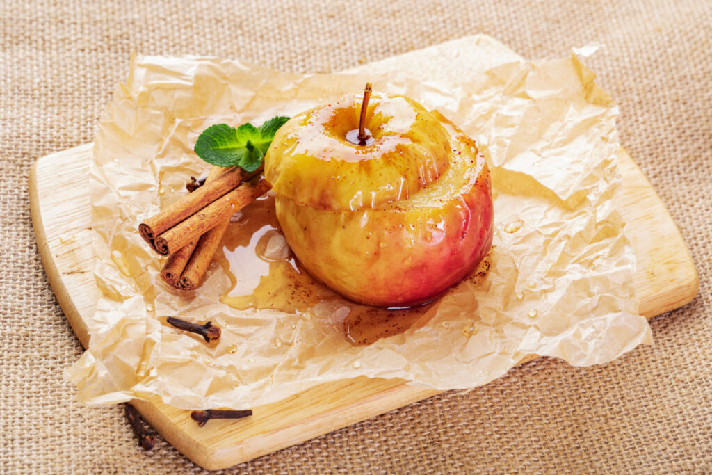 Zimtige Bratäpfel mit Honig als Dessert