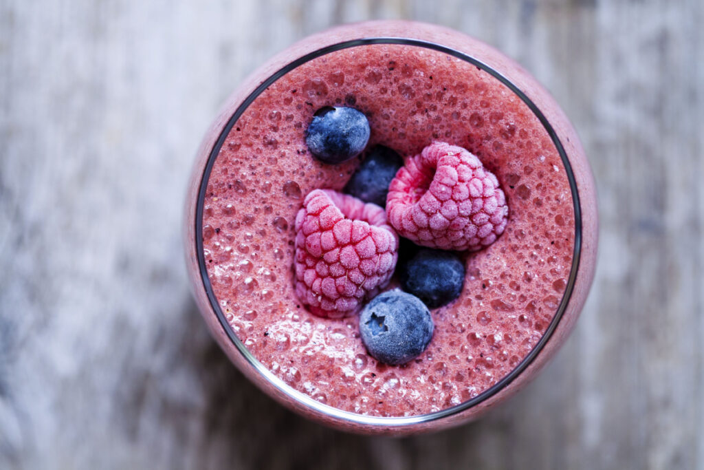 Beerensmoothie mit Joghurt und Mandeldrink