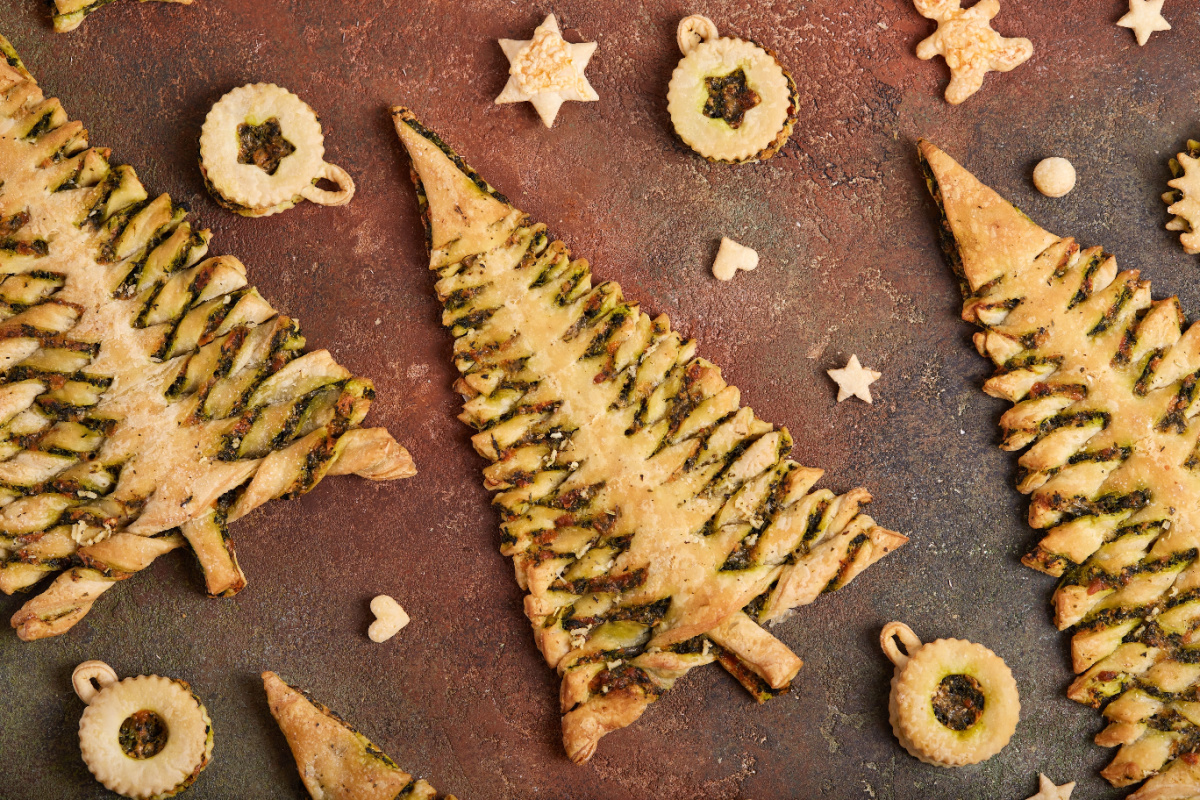 Blätterteig-Tannenbaum mit Spinat und Feta