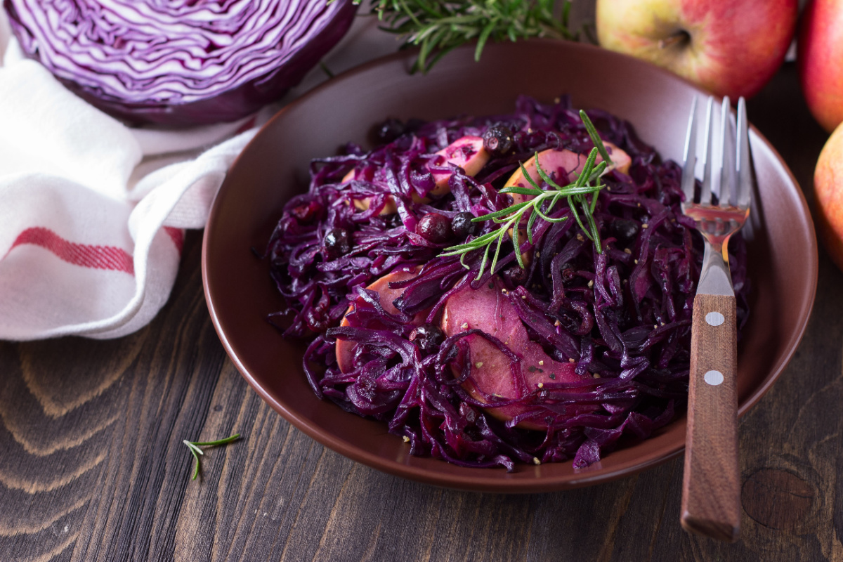 Blaukraut mit Äpfeln, Rotweinessig und Nelken