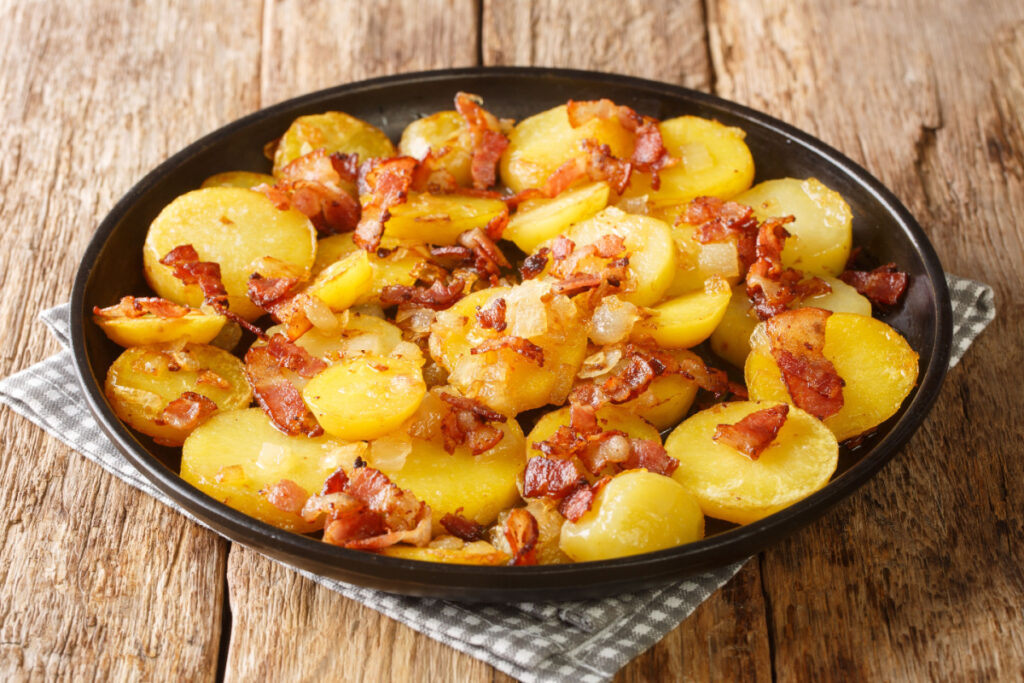 Bratkartoffeln mit gekochten Kartoffeln und Bacon