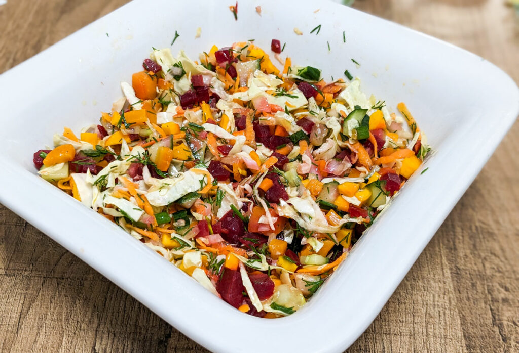 Bunter Gemüsesalat mit Kürbis und roter Beete