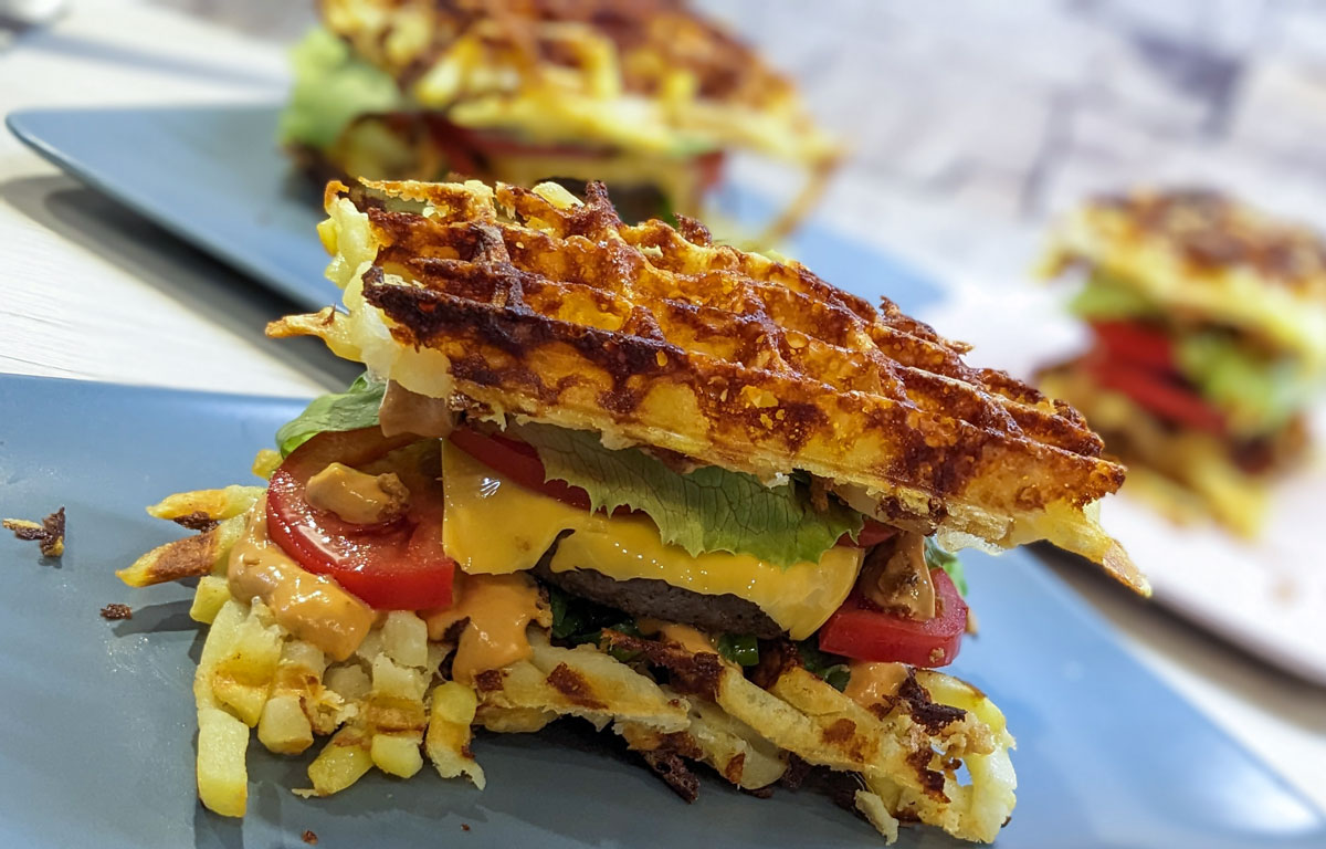 Burger mit Waffelpommes Knusprig, Saftig, Cremig