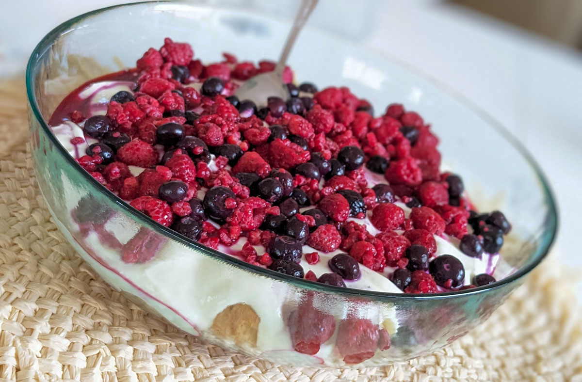 Cremiges Windbeutel-Dessert mit Quark und Beeren