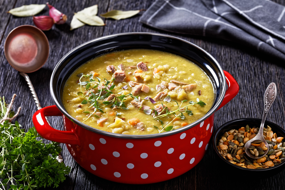 Finnische Erbsensuppe mit Fleisch