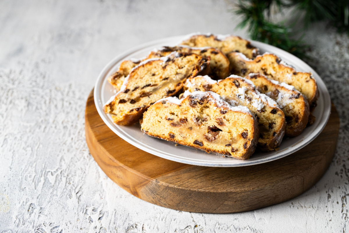 Genussvolle Tradition Stollen mit Trockenobst und Marzipan