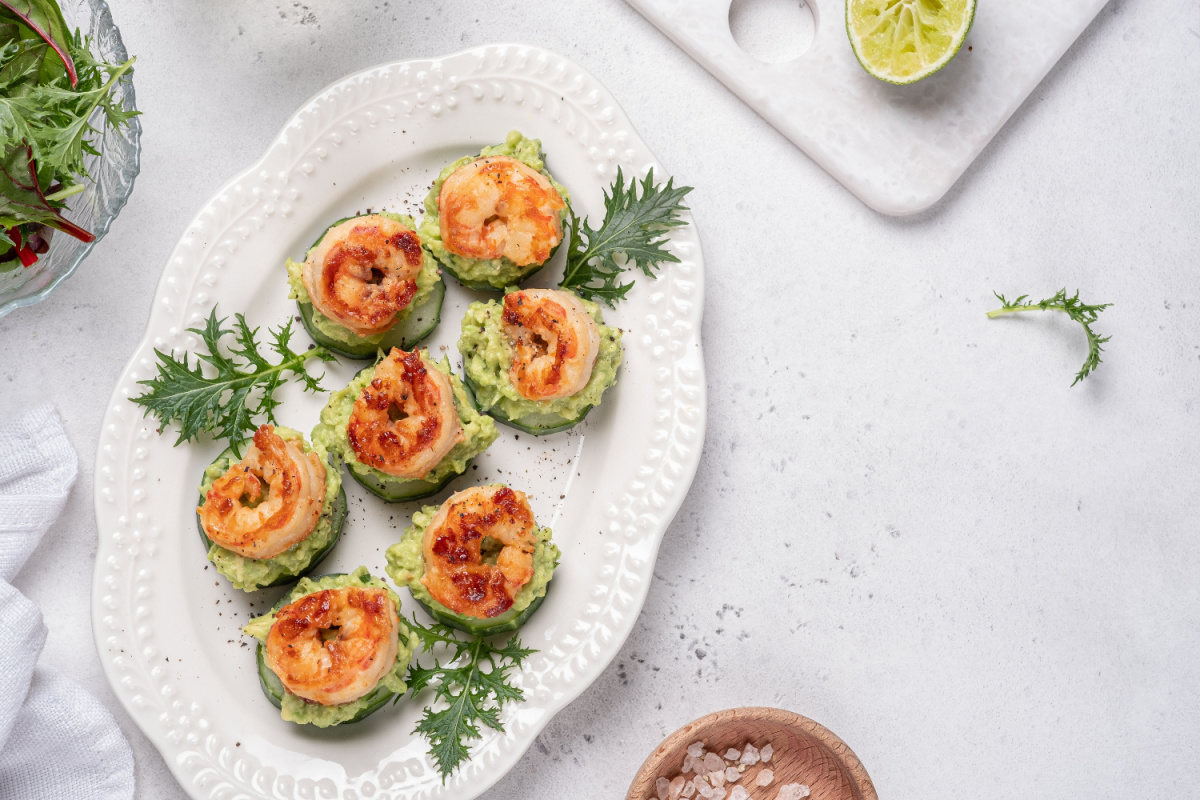 Gurken Häppchen mit Guacamole und Shrimps