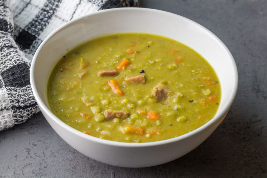 Herzhaft und Köstlich - Erbsensuppe mit Bacon