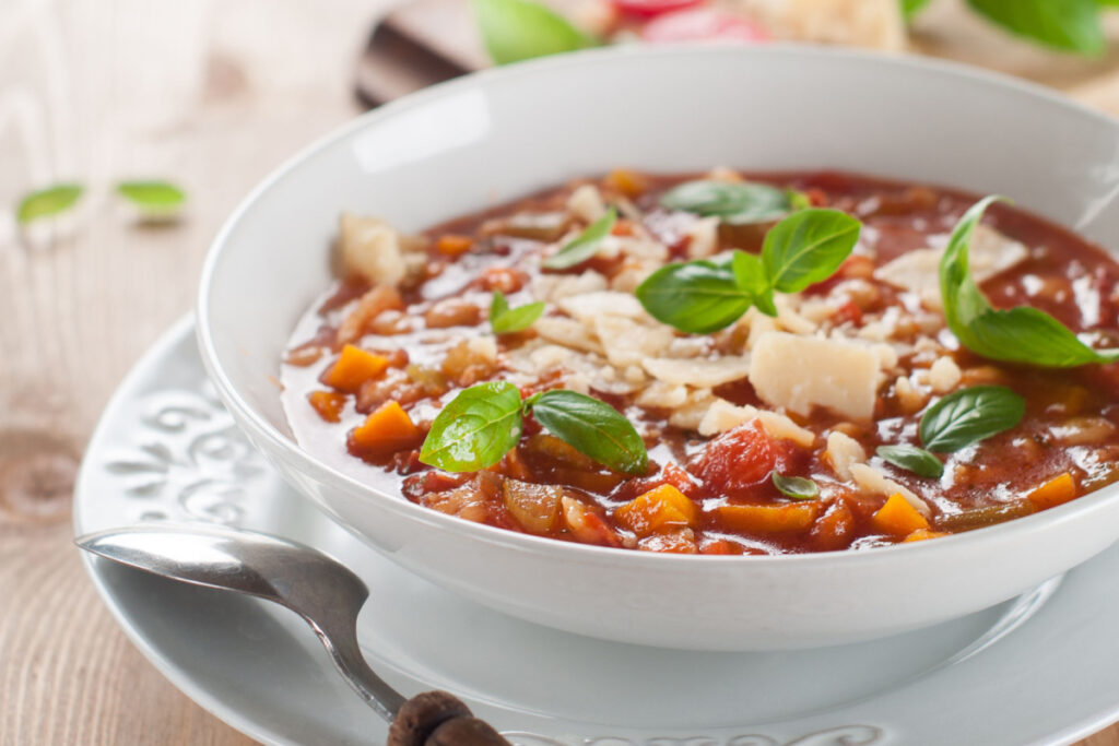 Herzhafte Minestrone Suppe mit Reis