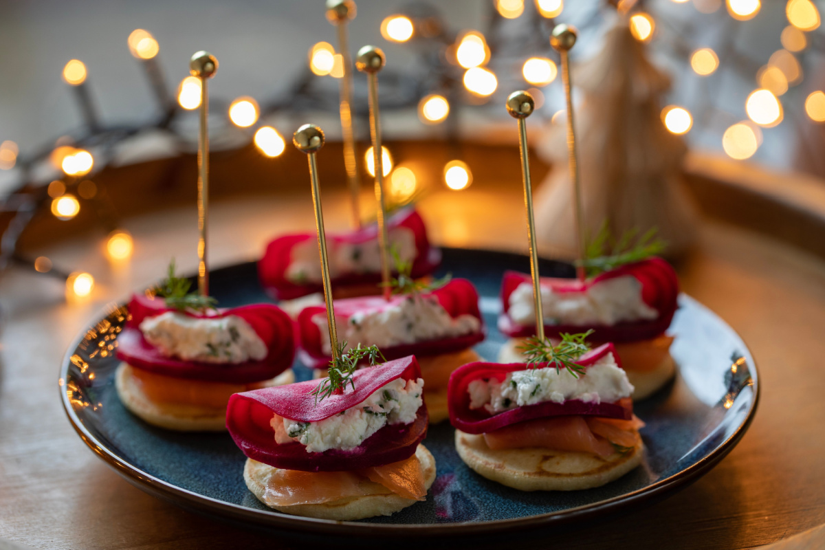 Knackiges Fingerfood mit Räucherlachs und rote Beete