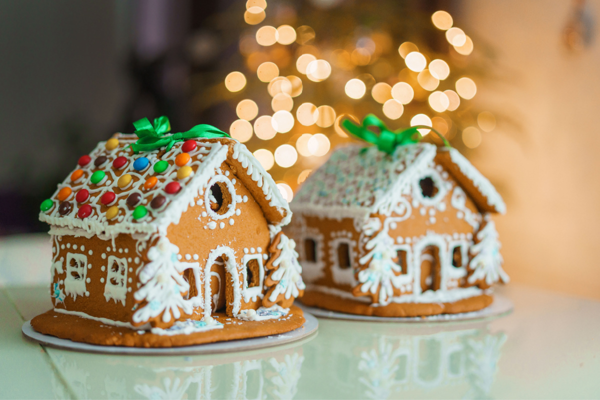 Lebkuchenhaus mit Zuckerguss und Schokolinsen