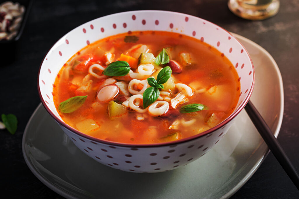 Minestrone mit Nudeln Eine herzhafte Italienische Köstlichkeit