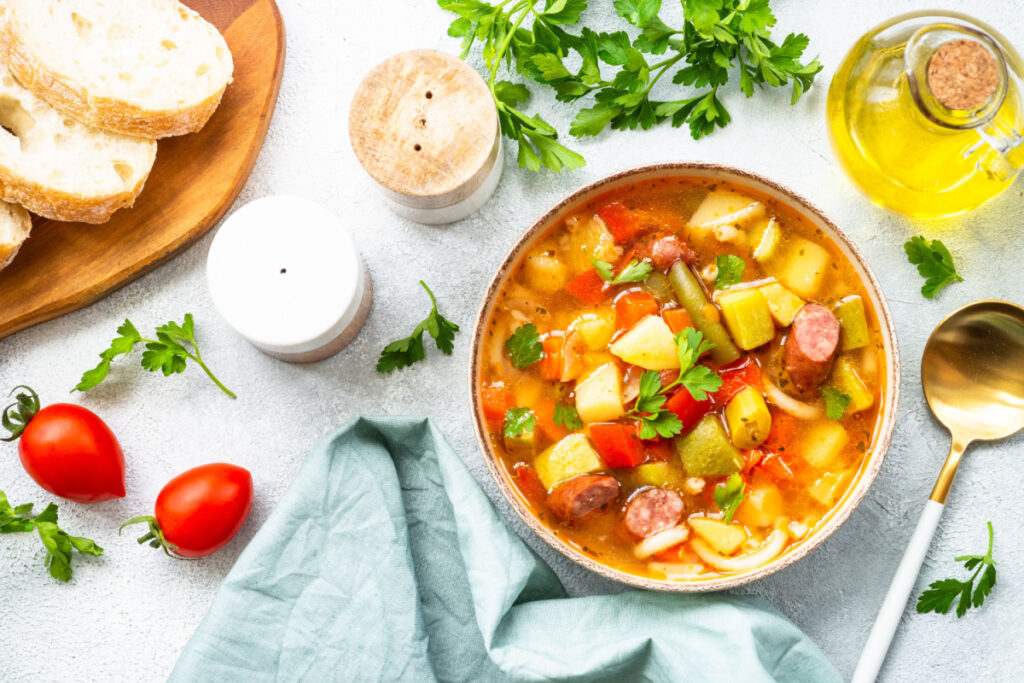 Minestrone mit Würstchen Herzhafter Genuss für kalte Tage