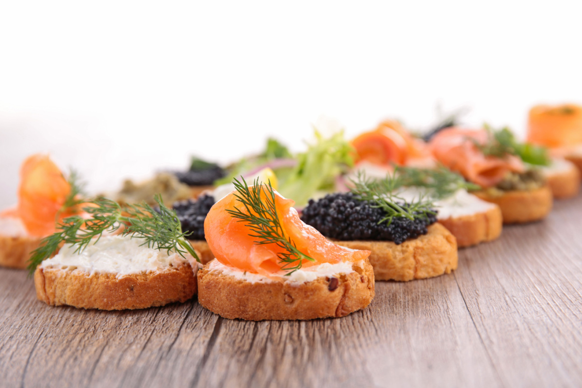 Silvester-Häppchen mit Kaviar und Räucherlachs