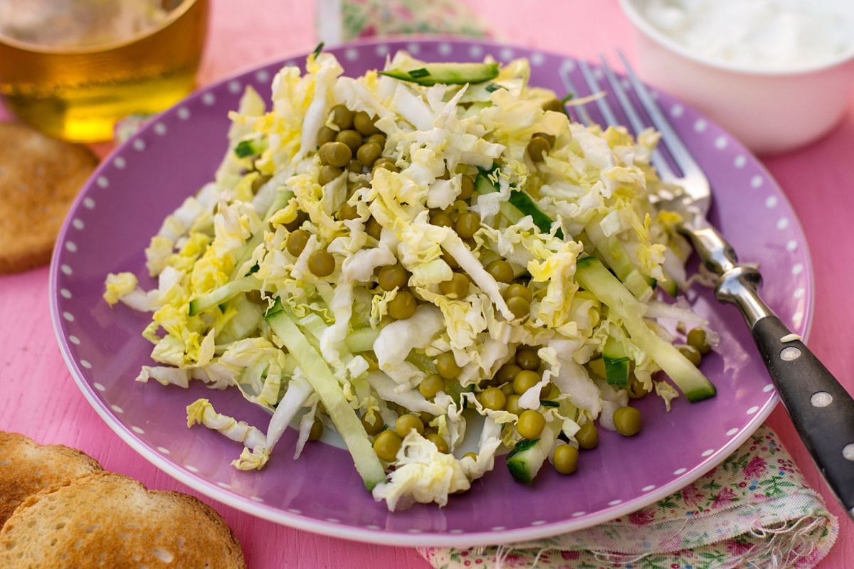 Erfrischender Chinakohlsalat mit Gurken und Erbsen