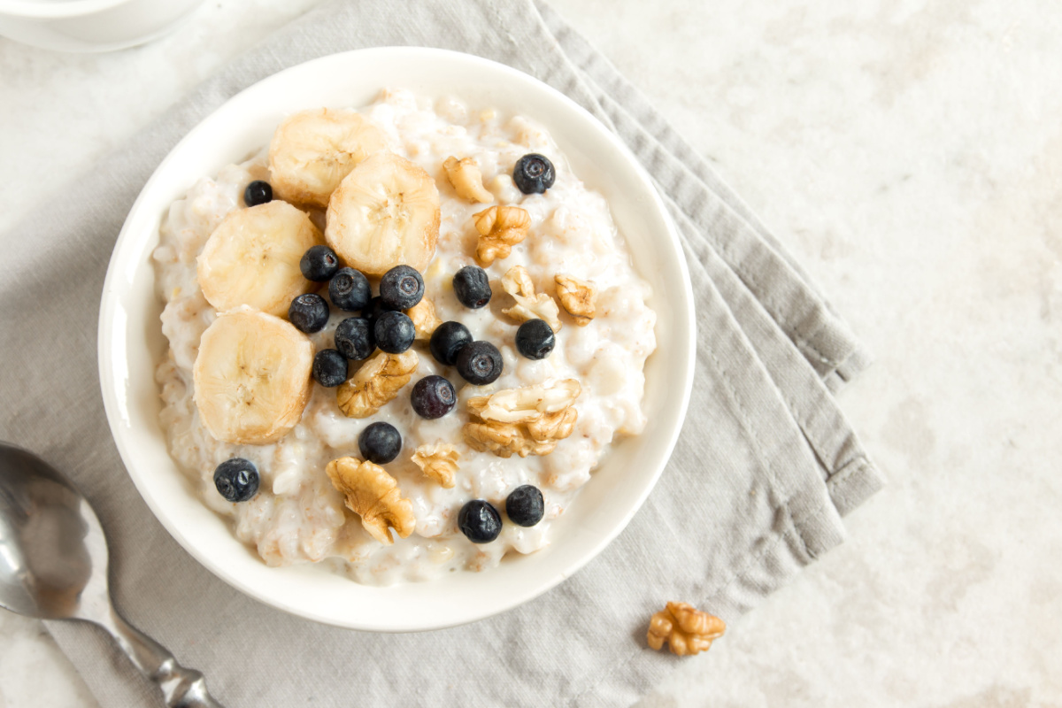 Power-Porridge mit Heidelbeeren, Walnüssen und Banane