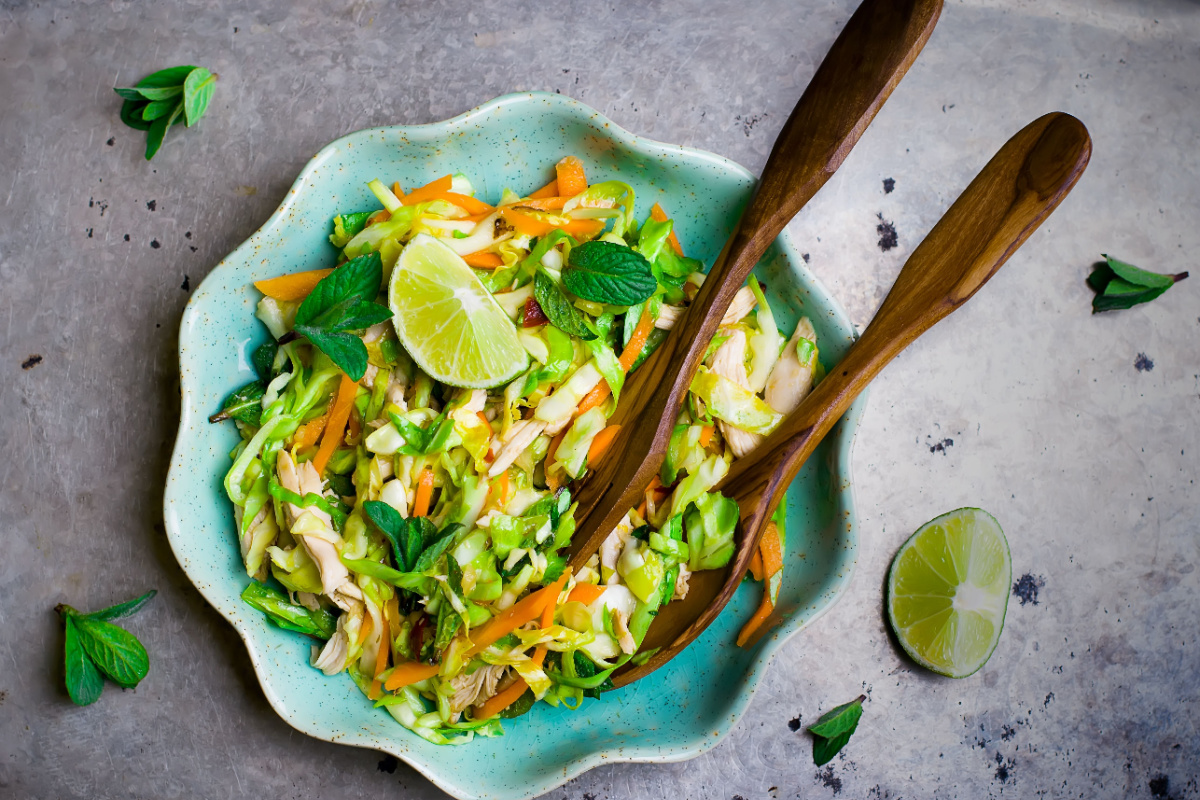 Chinakohlsalat mit Karotten und Hühnerfleisch