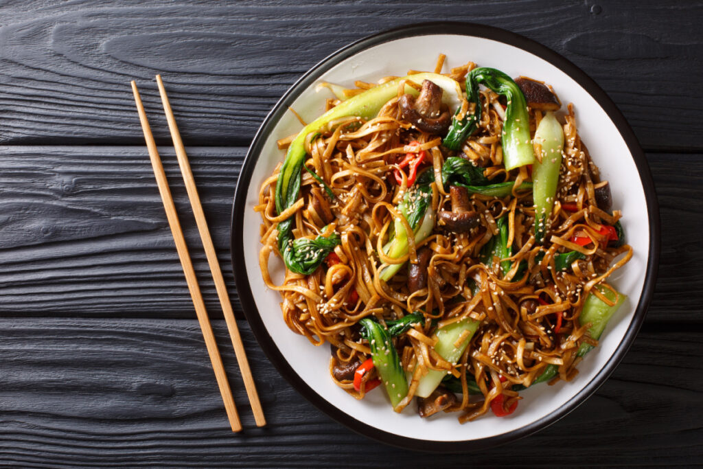 Chinesische Nudeln mit Pak Choi und Shiitake-Pilzen